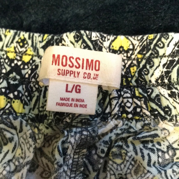 Stylish patterned flowy shorts - Picture 2 of 2